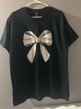 Gildan Black Tee with White Baseball Bow Graphic Unisex Sz Large